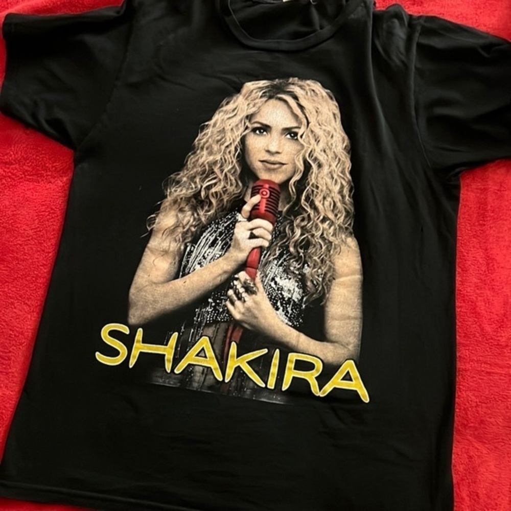 Unisex Shakira 2018 El Dorado World Tour Distressed Graphic Tee - Picture 10 of 12